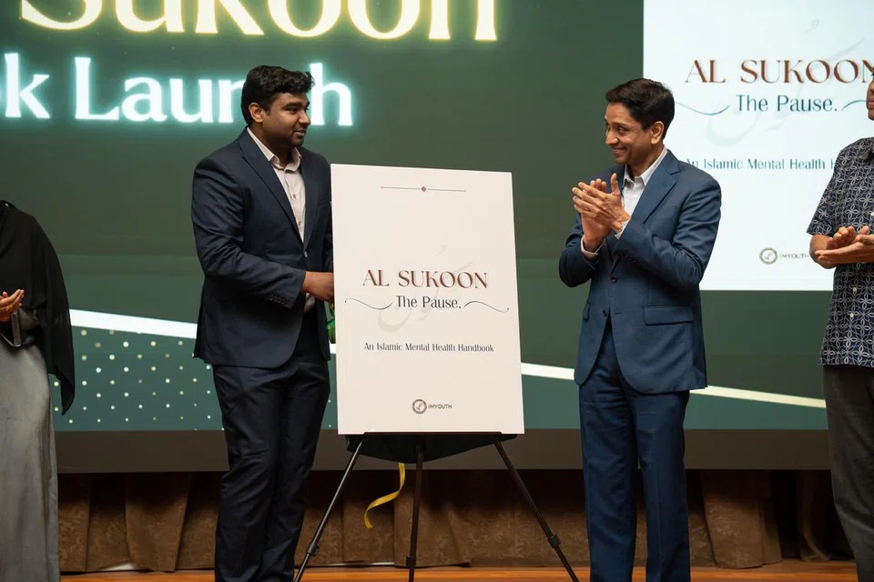 அல் சுகூன்’ (Al Sukoon) கையேட்டை வெளியிட்ட திரு தினேஷ் வாசு தாஸ்.