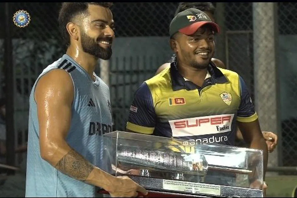 கோஹ்லிக்கு வெள்ளி மட்டையைப் பரிசாக வழங்கிய இலங்கை கிரிக்கெட் வீரர்கள்.