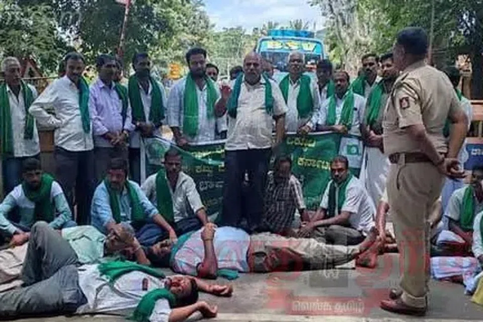 கர்நாடகம் - தமிழகம் எல்லையில் உள்ள ஈரோடு மாவட்டம் தாளவாடியை அடுத்த புளிஞ்சூர் சோதனைச்சாவடிக்கு அருகே தமிழகத்திற்குத் தண்ணீர் திறக்கக்கூடாது என்று சாலையில் படுத்துக்கொண்டு போராடும் கர்நாடக விவசாயிகள்.