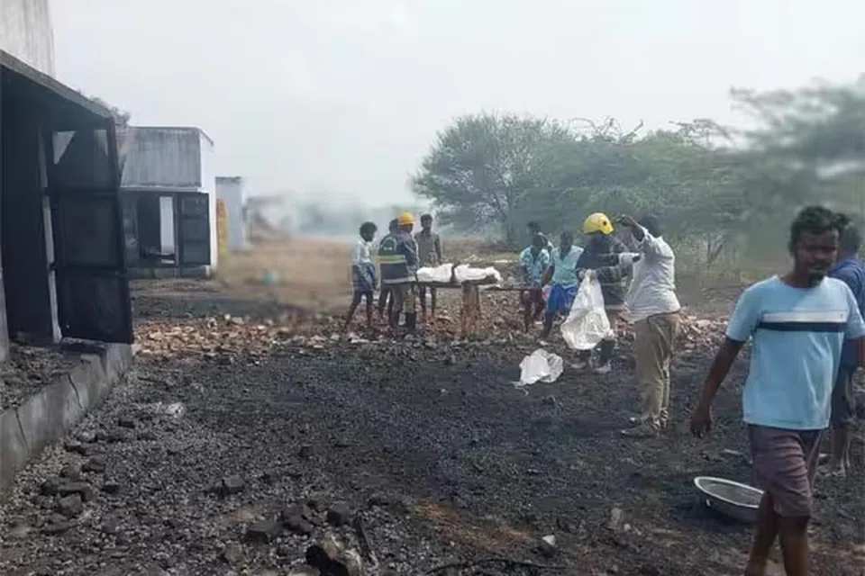 சிவகாசி அருகே பட்டாசு தொழிற்சாலையில் நிகழ்ந்த வெடி விபத்தில் ஐந்து பெண்கள் உட்பட ஒன்பது பேர் உயிரிழந்துவிட்டனர்.