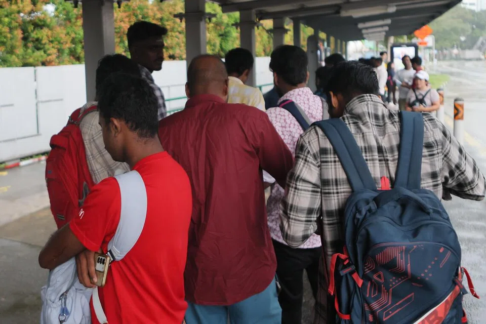 பென்டமியரில் உள்ள மனிதவள அமைச்சின் சேவை நிலையத்தில் கேபிஏ நிறுவனத்தைச் சேர்ந்த நூற்றுக்கணக்கான வெளிநாட்டு ஊழியர்கள் ஜூன் 22ஆம் தேதி சம்பள நிலுவைத்தொகை தொடர்பில் புகார் அளித்தனர்.