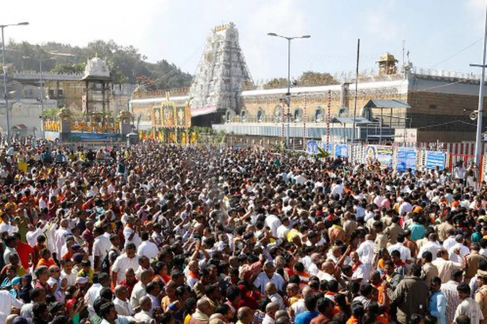இலவசத் தரிசனத்திற்கு வந்த பக்தர்கள் ஐந்து கிலோ மீட்டர் தூரம் உள்ள சீலா தோரணம் வரை வரிசையில் காத்திருந்தனர். 