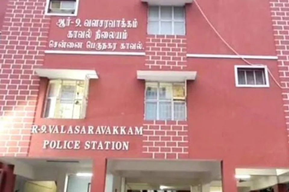 வளசரவாக்கத்தில் சிறுவர்கள் உள்ளிட்ட ஐந்து பேரை கொத்தடிமைகளாக வைத்திருந்த ரஷீதா என்பவரை வளசரவாக்கம் காவல்துறை அதிகாரிகள் கைது செய்து விசாரணை நடத்தி வருகின்றனர்.