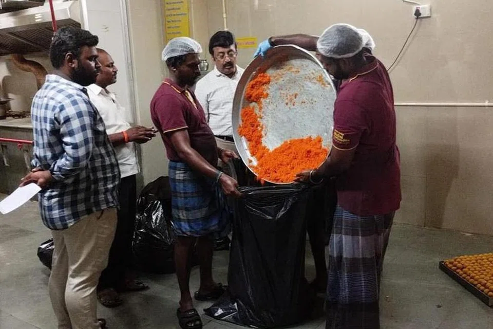 கோயம்புத்தூரில் தயாரிக்கப்படும் தீபாவளிப் பலகாரங்களில் அனுமதிக்கப்பட்ட அளவைக் காட்டிலும் நிறமிகளைச் சேர்த்தால் அபராதம் விதிக்கப்படும் என்று கோயம்புத்தூர் ஆட்சியர் கிராந்திகுமார் பாடி எச்சரிக்கை விடுத்துள்ளார்.