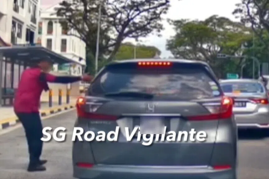 கார் ஓட்டுநரிடம் வாக்குவாதம் செய்த எஸ்எம்ஆர்டி ஓட்டுநர்