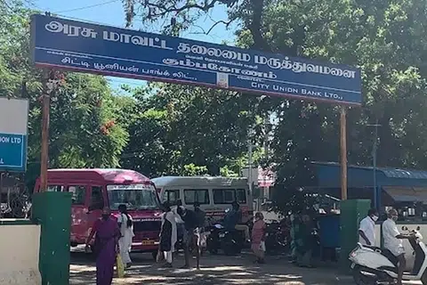 கைகலப்பின்போது காயமடைந்த நான்கு பெண்கள் உள்ளிட்ட ஆறு பேர் கும்பகோணம் அரசு மருத்துவமனையில் சிகிச்சை பெற்று வருகின்றனர்.