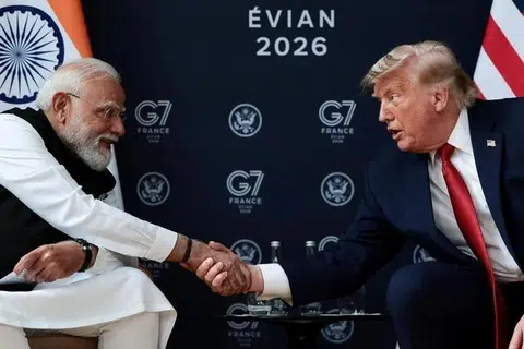 அண்மையில் பிரான்சில் நடைபெற்ற ‘ஜி7’ உச்சநிலை மாநாட்டின்போது இந்தியப் பிரதமர் நரேந்திர மோடியும் அமெரிக்க அதிபர் டோனல்ட் டிரம்ப்பும் சந்தித்துப் பேசினர்.