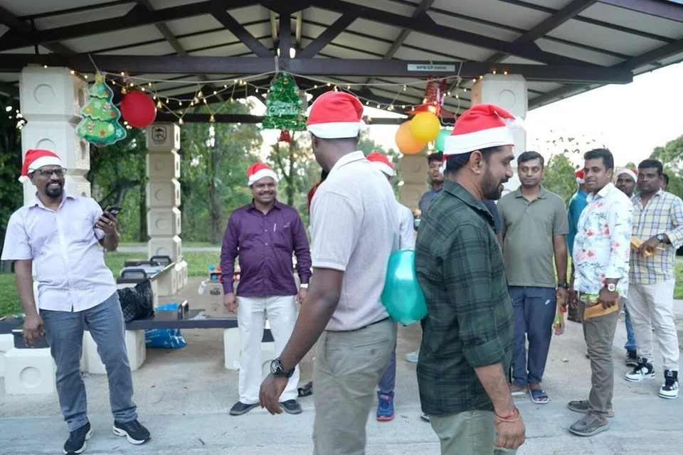 செம்பவாங் கடற்கரையில் நடைபெற்ற கிறிஸ்துமஸ் கொண்டாட்ட நிகழ்ச்சியில் விளையாடி மகிழ்ந்தனர் வெளிநாட்டு ஊழியர்கள்.