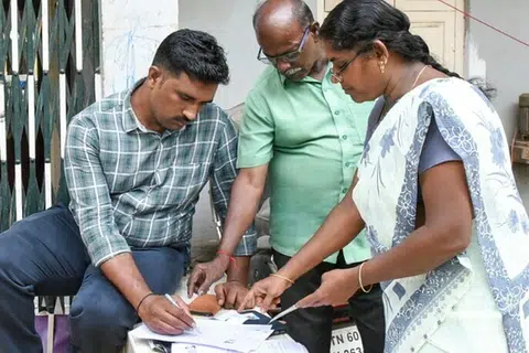 திருச்சியில் வாக்காளர் பட்டியலில் பெயர்களைச் சரிபார்த்த அதிகாரிகள்.
