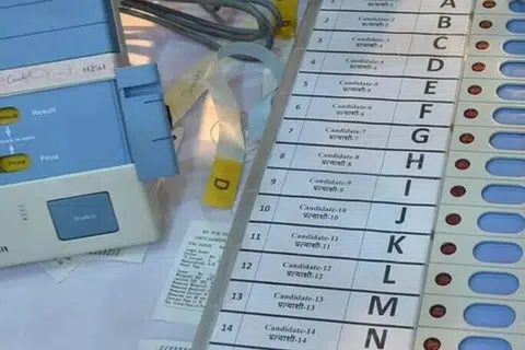 மின்​னணு வாக்​குப்​ப​திவு இயந்​திரத்தின் மாதிரிப் படம்.