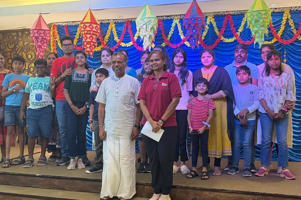‘சொற்களின் சாகசம்’ எனும் போட்டியின் பங்கேற்பாளர்களுடன் வளர்தமிழ் இயக்கத் துணைத் தலைவர் ஜோதி மாணிக்கவாசகம், சிற்பிகள் மன்றத்தின் தலைவர் திருச்செல்வி ராஜகோபல் (நடுவில்).