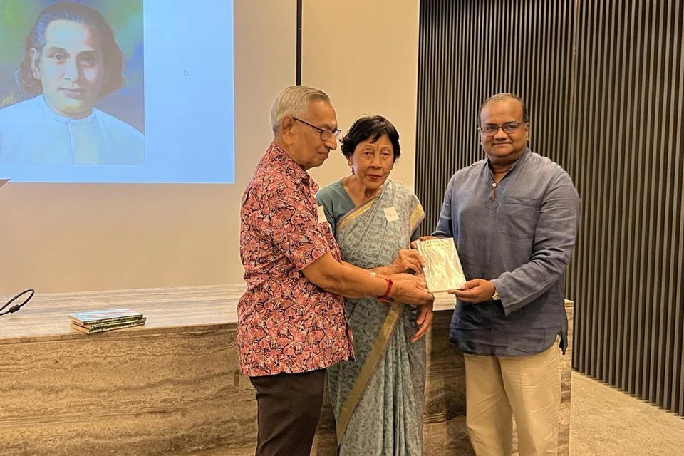 திருவாட்டி ராஜம், தமிழவேள் நற்பணி மன்றத் தலைவர் திரு தியாகராஜன் ஆகியோரிடமிருந்து அன்பளிப்பைப் பெற்றுக்கொள்ளும் சிறப்பு விருந்தினர் திரு அழகிய பாண்டியன். 