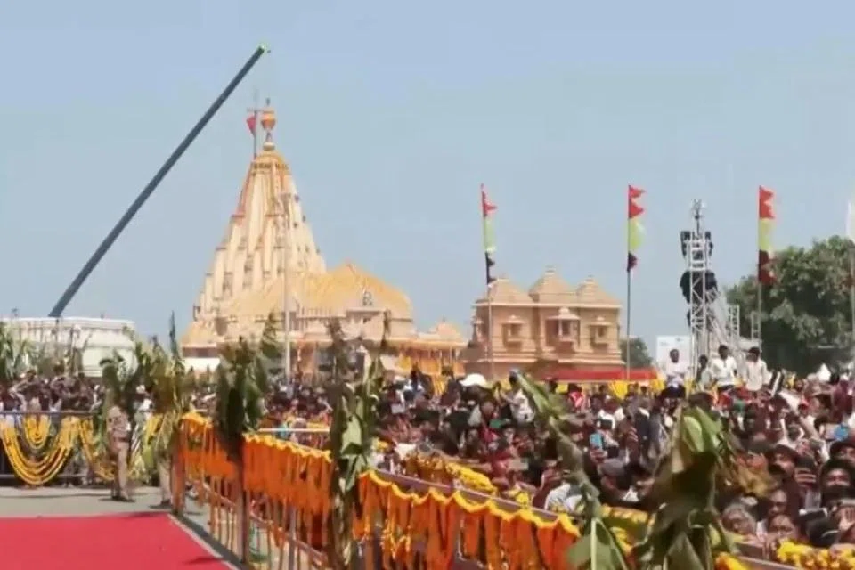 மறுசீரமைக்கப்பட்ட சோமநாதர் ஆலயத்தின் 90 மீட்டர் உயர கோபுரத்தில், இந்தியாவின் பல பகுதிகளைச் சேர்ந்த 11 புனிதத்தலங்களிலிருந்து கொண்டுவரப்பட்ட புனித நீரைக் கொண்டு திருக்குட நன்னீராட்டு விழா நடைபெற்றது. 