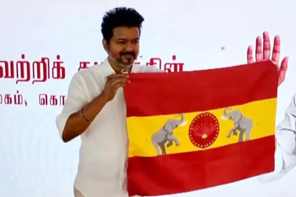 தனது கட்சிக் கொடியுடன் நடிகர் விஜய்.