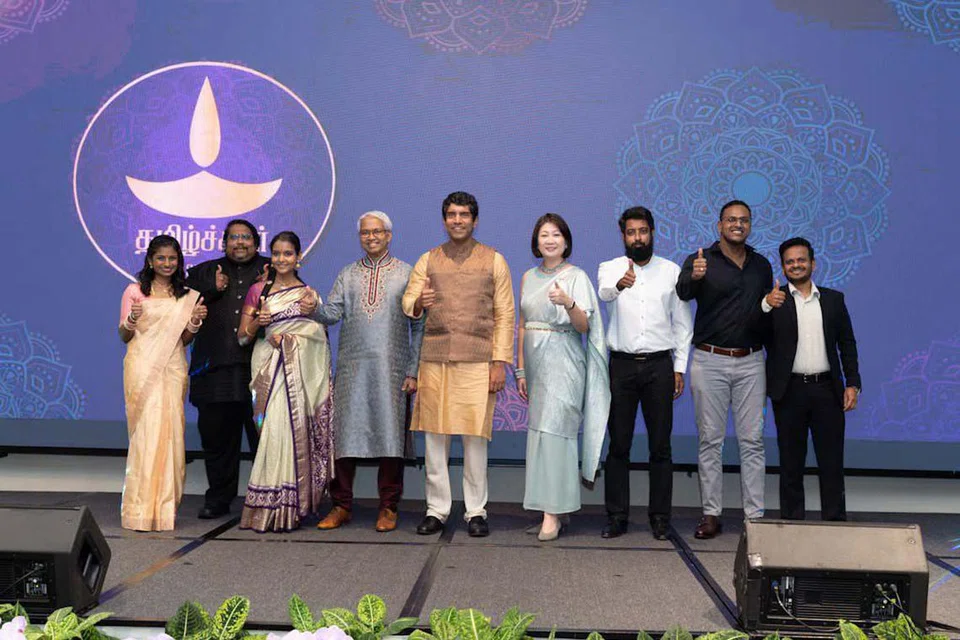 நான்காவது தமிழ்ச் சுடர் விருதளிப்பு நிகழ்ச்சியில் தமிழுக்குச் சிறப்பாகப் பங்களித்த ஆறு பேருக்கு விருதுகள் வழங்கப்பட்டன.