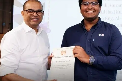 சமூக நல்லிணக்கத்தை வலுப்படுத்துவதில் சிறப்பாகப் பங்காற்றிய துரை மாணிக்கம் நிஷாந்துக்கு உறவுப் பாலம் அமைப்போர் விருதை வழங்கினார் ‘ஒன்பீப்பள்.எஸ்ஜி’ அமைப்பின் தலைவர் டாக்டர் ஜனில் புதுச்சேரி.