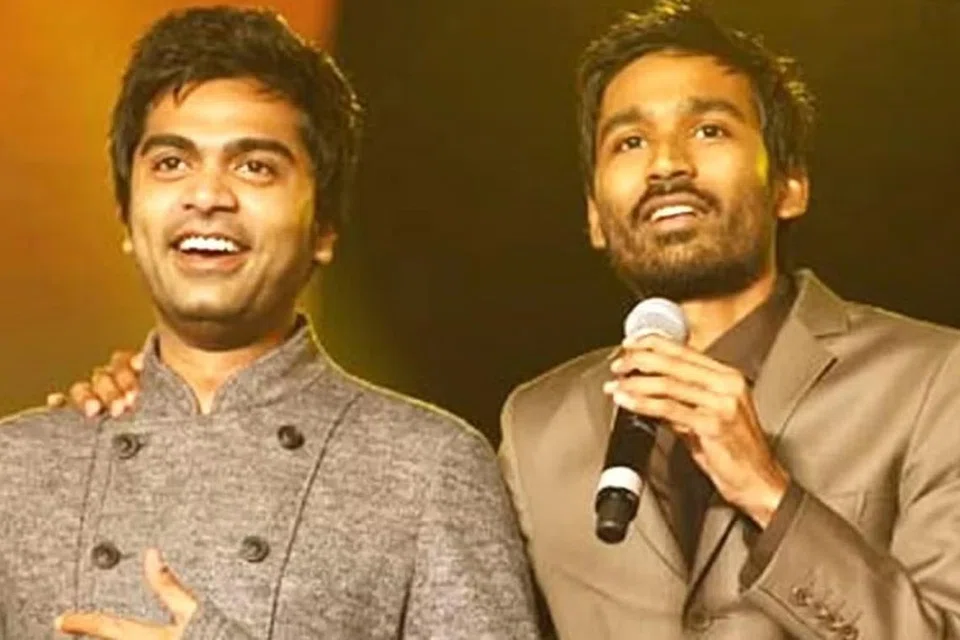 நிகழ்ச்சி ஒன்றில் சிம்பு (இடது), தனுஷ்