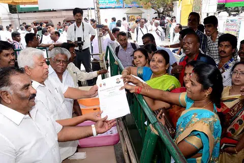 அதிமுக தலைமையகத்தில் விருப்ப மனுக்களை பெற்ற நிர்வாகிகள்.