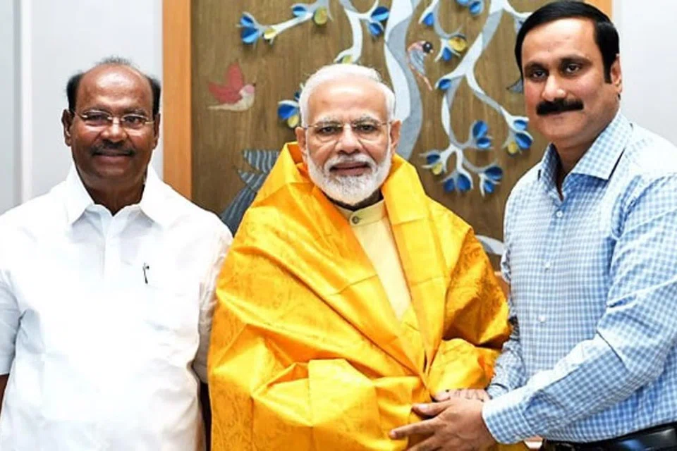 பிரதமர் மோடியுடன் டாக்டர் ராமதாஸ், அன்புமணி ராமதாஸ். (வலது)