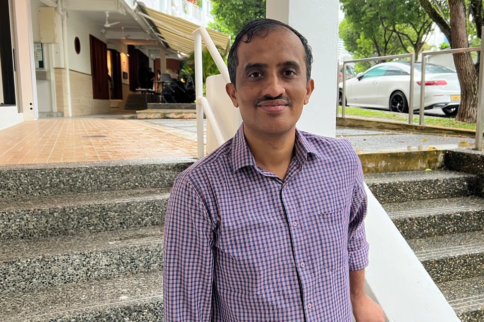 தன் மனைவி உடனடியாக 995 எண்ணை அழைத்ததாலும் அதைத் தொடர்ந்து குடும்பம், வேலையிடம், சிகிச்சையாளர் ஆதரவளித்ததாலும் இன்று பக்கவாதத்திலிருந்து மீண்டுவரும் மு இளங்கோ.