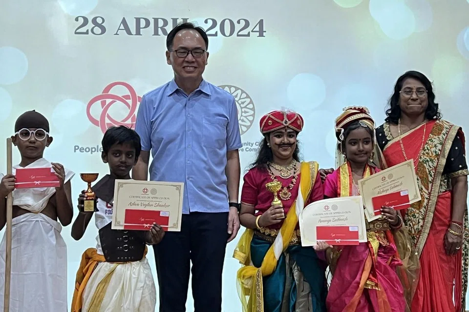 மாறுவேடப் போட்டியின் தொடக்கநிலை 1 முதல் 3 பிரிவில் பங்கேற்ற மாணவர்கள்.