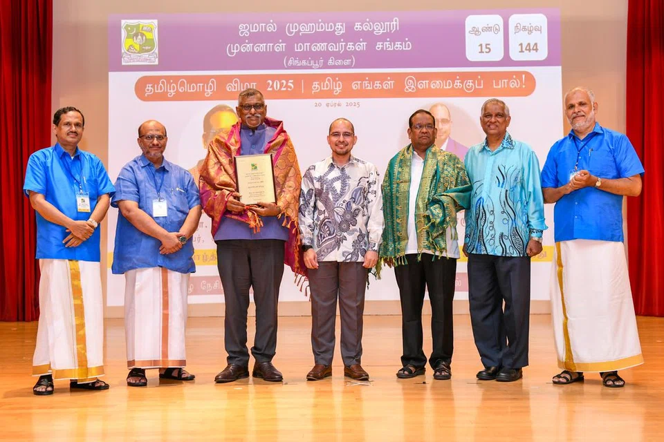 கவிஞர் ஜோ. அருள் பிரகாஷ், சிங்கப்பூர் நாடாளுமன்ற முன்னாள் நியமன உறுப்பினர் டாக்டர் சையது ஹாருன், ஸ்ரீ நாராயண மிஷன் சிங்கப்பூர் அறநிறுவனத்தின் தலைமை நிர்வாக அதிகாரி எஸ். தேவேந்திரன், ஜமால் முஹம்மது கல்லூரி முன்னாள் மாணவர்கள் சங்கத்தின் நிர்வாகக்குழு உறுப்பினர்கள் முதலியோர் மேடையில் புகைப்படம் எடுத்துக்கொண்டனர்.