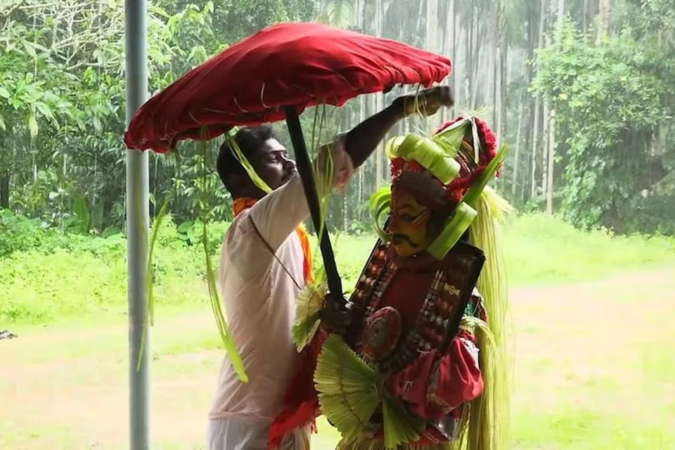 களஞ்சாவுக்கு அலங்காரம் செய்கிறார்.