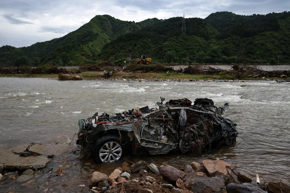 சீன மாநிலங்களில் ஏற்பட்ட கடும் வெள்ளத்தில் பல்வேறு இடங்களில் சாலைகள் கடுமையாகச் சேதமடைந்தன.