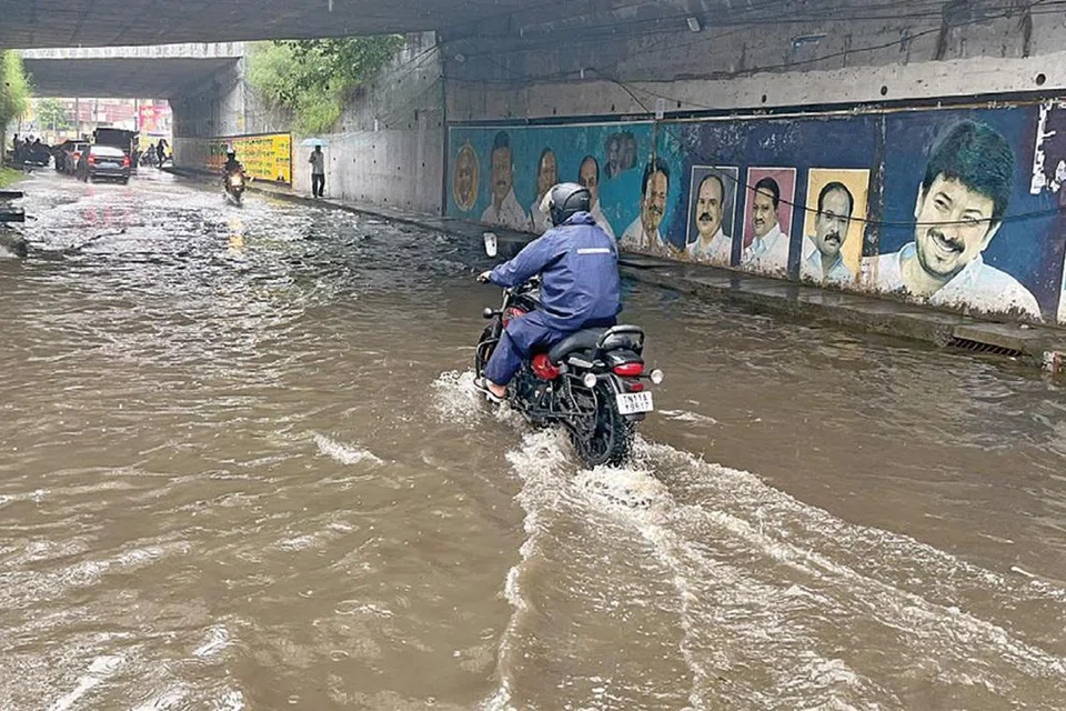 தாம்பரம் அடுத்த இரும்புலியூர் பாலத்தின் கீழ் தேங்கியுள்ள மழைநீரில் செல்லும் வாகனங்கள்.