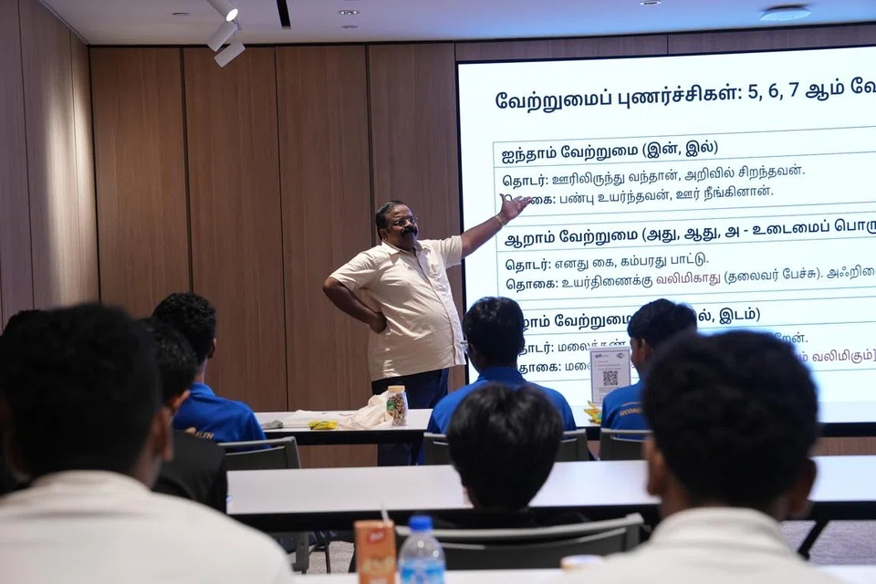 தமிழ் முரசு நாளிதழும் கவிஞர் மகுடேசுவரன் மாணவர் பாசறை (சிங்கப்பூர்) அமைப்பும் இணைந்து, சிங்கப்பூரில் உயர்நிலை 3, 4 மற்றும் தொடக்கக் கல்லூரிகளில் பயிலும் மாணவர்களுக்காக ‘நல்ல தமிழ் எழுதுவோம்’ என்ற பயிலரங்கிற்கு ஏற்பாடு செய்திருந்தன.