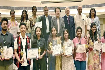 இந்தோ - ஜப்பான் தொழில் வர்த்தகச் சபையின் ஜப்பானிய மொழி பள்ளி சார்பில் கல்லூரி மாணவர்களுக்கு நடத்தப்பட்ட போட்டிகளில் வெற்றிபெற்ற மாணவர்களுடன் ஜப்பானியத் துணைத் தூதர் தகாஹாஷி முனியோ (முதல் வரிசையில் வலமிருந்து நான்காவது).