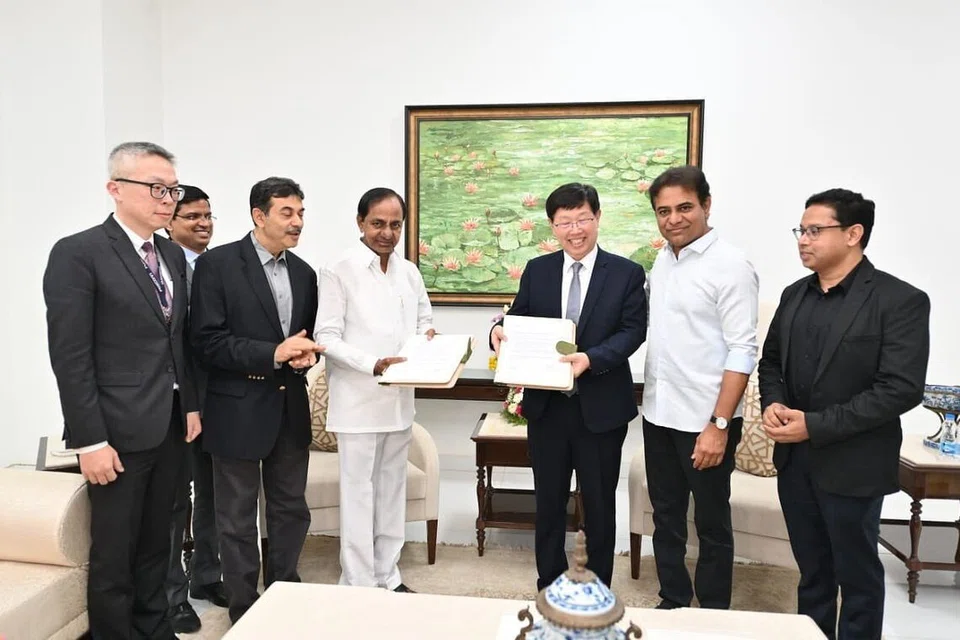 ஹைதராபாத்திற்கு அருகே புதிய ஆலையை அமைக்க ஃபாக்ஸ்கான் நிறுவனமும் தெலுங்கானா அரசாங்கமும் ஒப்பந்தம் செய்துகொண்டுள்ளன. படம்: டுவிட்டர்/கேடிஆர்