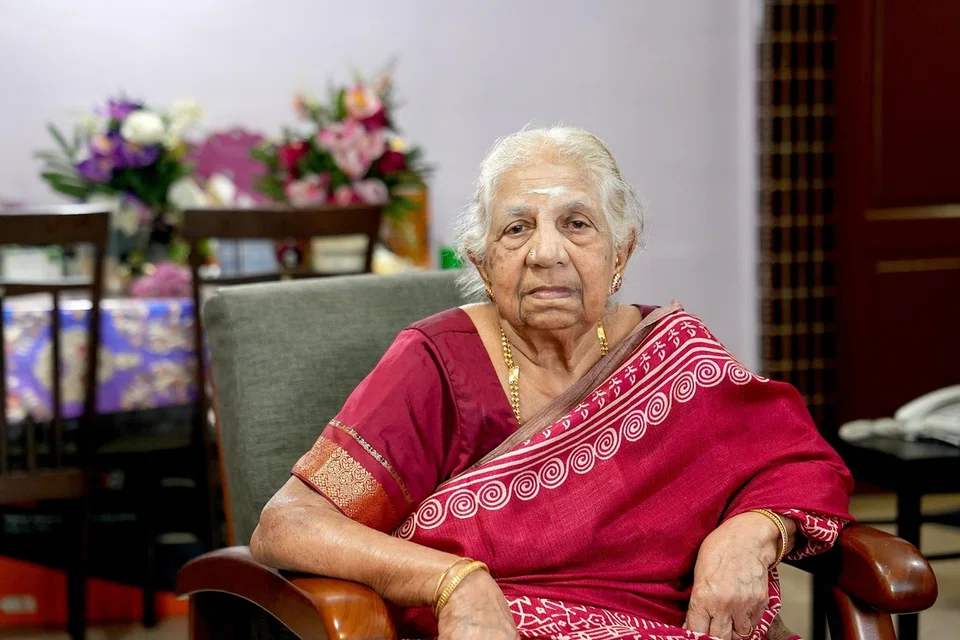 சமுதாய, குடும்ப மேம்பாட்டு அமைச்சின்கீழ் நீண்ட நாள் வளர்ப்புப் பெற்றோராகச் சேவையாற்றிய 86 வயதான திருமதி சாரதா.