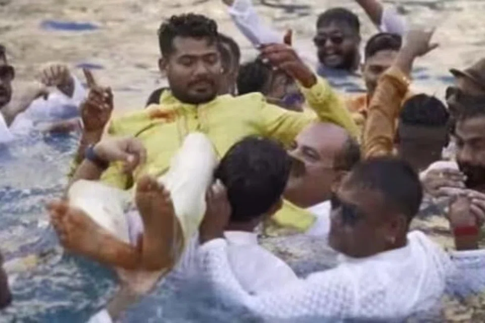துபாயில் கடந்த பிப்ரவரியில் ரூ.200 கோடி செலவில் நடந்த மிக ஆடம்பரமான சவ்ரப் சந்திரகரின் திருமணத்தில் எடுக்கப்பட்ட ஒரு படம் அண்மையில் தலைகாட்டியது. 