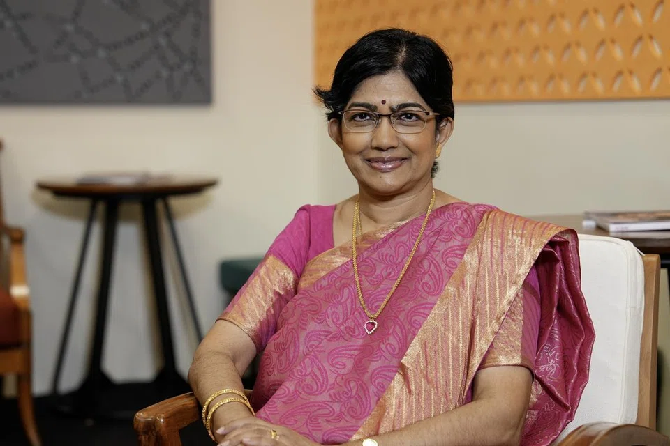 குடும்ப நல ஆலோசகர், திருமணப் பதிவாளர் திருமதி சரோஜினி பத்மநாதன்.