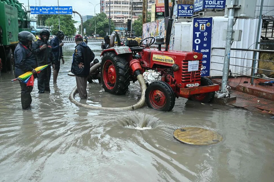 ஃபெங்கல் சூறாவளிப் புயலுக்கு முன்னதாக, சென்னை சாலைகளில் தேங்கி நின்ற மழை நீரை இரைத்து வெளியேற்றும் பணியில் தொழிலாளர்கள் ஈடுபடுகின்றனர். இப்புயல்,  மணிக்கு 70 முதல் 80 கிலோமீட்டர் வேகத்தில் தமிழகத்தைக் கடக்கும் என்று இந்திய வானிலை ஆய்வு மையம் தெரிவித்துள்ளது.  