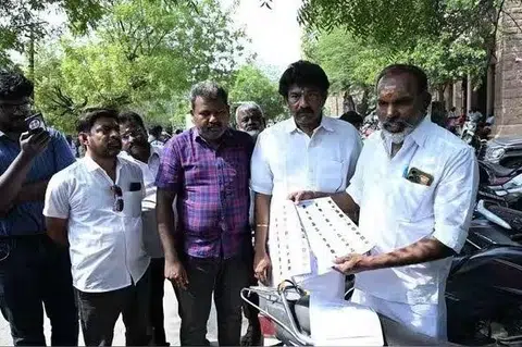 மதுரையில் ஒரே வீட்டில் அளவுக்கு அதிகமான வாக்காளர்கள் இருப்பதாக பதிவு செய்யப்பட்டுள்ளது என்று பாரதிய ஜனதா கட்சிக்காரர்கள் மாவட்ட ஆட்சியர் பிரவீன்குமாரிடம் புகார் கொடுத்துள்ளனர்.