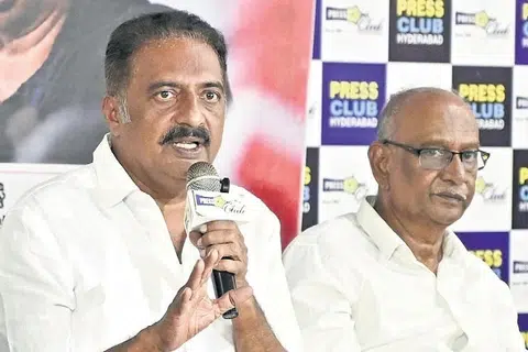 மூத்த நடிகரும் அரசியல் செயல்பாட்டாளருமான பிரகாஷ் ராஜ் (இடது). 
