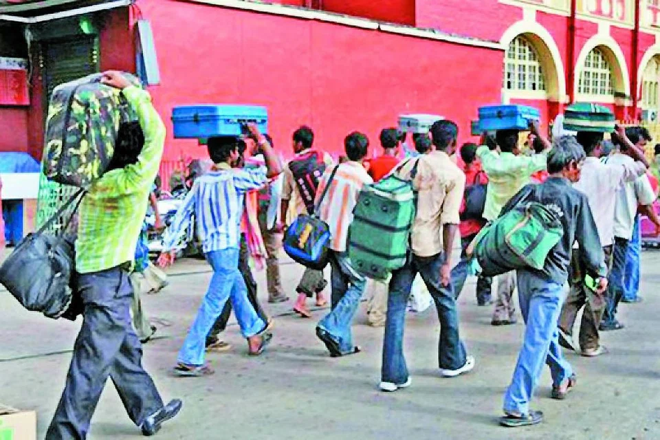 வடமாநிலத்தவர்களுக்கு அதிகபட்சமாக ரூ.14,000 மட்டுமே மாத ஊதியமாக வழங்கப்படுகிறது.