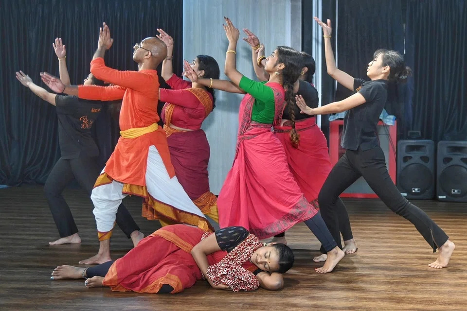 ஸ்ரீ வாரிசான் சோம் சையித் பெர்ஃபார்மிங் ஆர்ட்ஸ் அமைப்புடன் இணைந்து பாஸ்கர்ஸ் ஆர்ட்ஸ் அகாடமி 2023ல் வழங்கிய ‘ராடின் மாஸ்’ எனும் கலாசாரங்களுக்கு இடையிலான நடனப் படைப்பிற்கான ஒத்திகையில் கலைஞர்கள்.