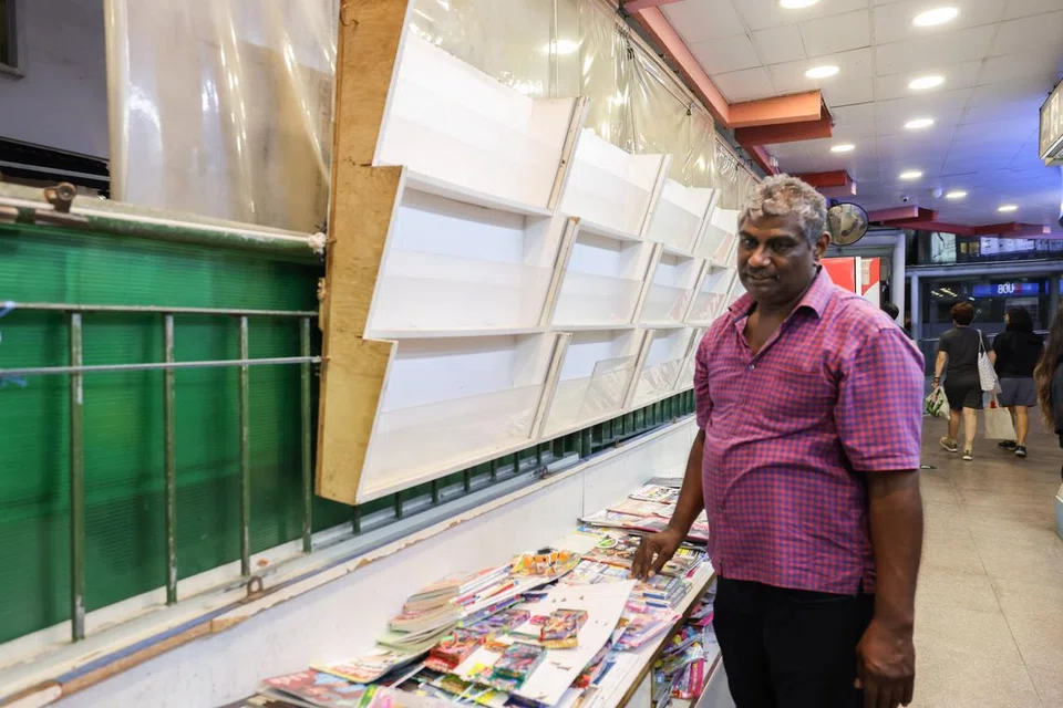 கனத்த மனத்துடன் சஞ்சிகைகளைப் பார்க்கும் திரு செந்தில்முருகன்.