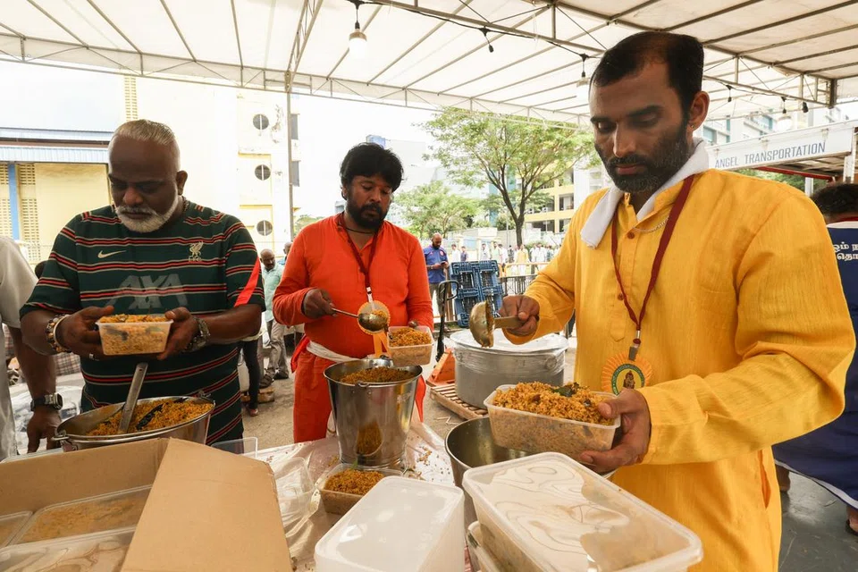 நெரிசலைத் தவிர்ப்பதற்காக அன்னதானத்துக்குப் பதிலாக பிரசாதங்கள் பொட்டலமாக வழங்கப்பட்டன. அப்பணிகளில் ஈடுபட்ட தொண்டூழியர்கள். 