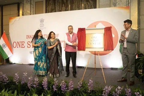 வன்முறை, இடரில் சிக்கிக்கொள்ளும் இந்தியக் குடியுரிமை கொண்ட பெண்களுக்கு அனைத்து உதவிகளையும் ஒருசேர வழங்கும் இலக்குடன் அமைக்கப்பட்டுள்ள ‘ஒன் ஸ்டாப் சென்டர்’ (ஒஎஸ்சி) ஒருங்கிணைந்த சேவை நிலையத்தைத் தொடங்கிவைக்கும் சிங்கப்பூருக்கான இந்தியத் தூதர் ஷில்பாக் அம்புலே.