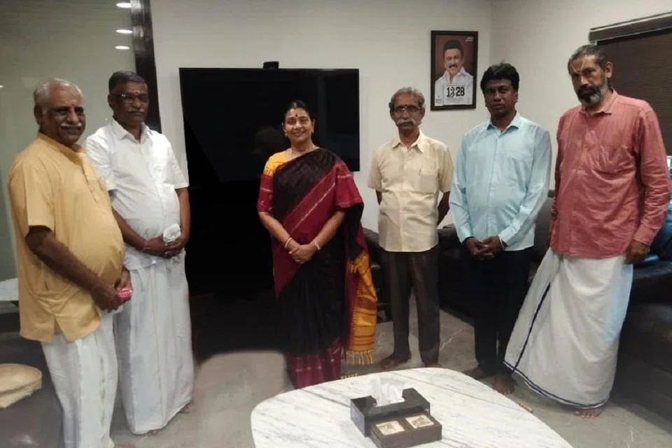 தமிழக முதல்வர் மு.க. ஸ்டாலின் மனைவி துர்கா ஸ்டாலினை நேரில் சந்தித்து, அவருக்கு அயோத்தி ராமர் கோயில் குடமுழுக்கு அழைப்பிதழை ஆர்எஸ்எஸ் - விஎச்பி தலைவர்கள் வழங்கி உள்ளனர்.