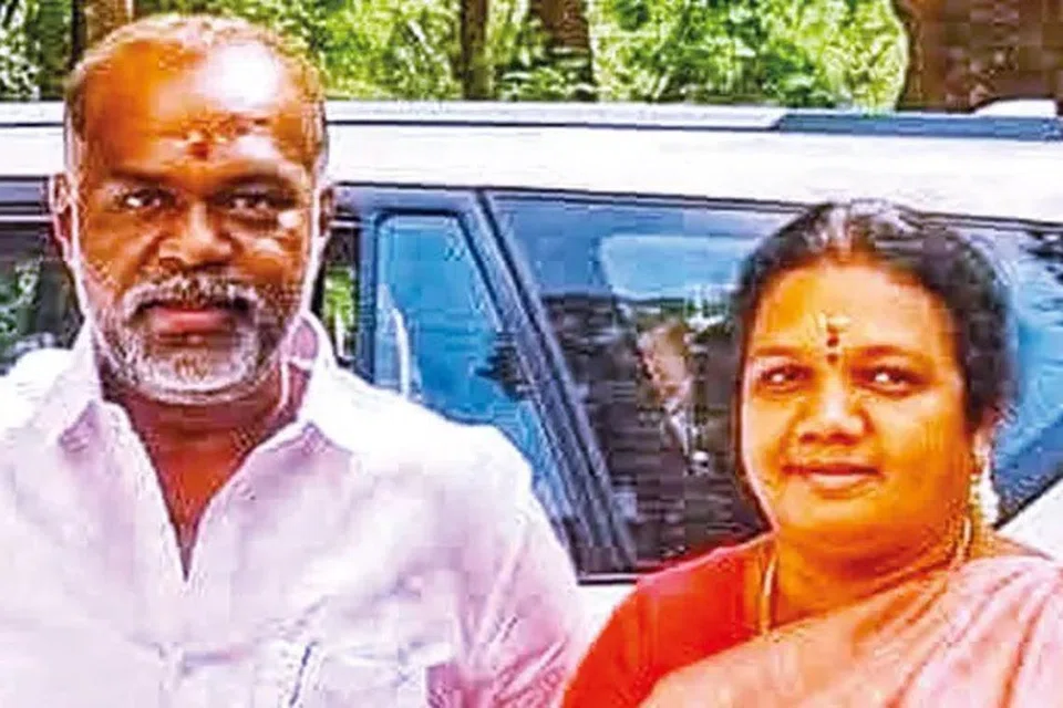 மதுரை மேயர் இந்திராணியின் கணவர் பொன் வசந்த் சொத்து வரி முறைகேடு காரணமாக கைது செய்யப்பட்டுள்ளார்.