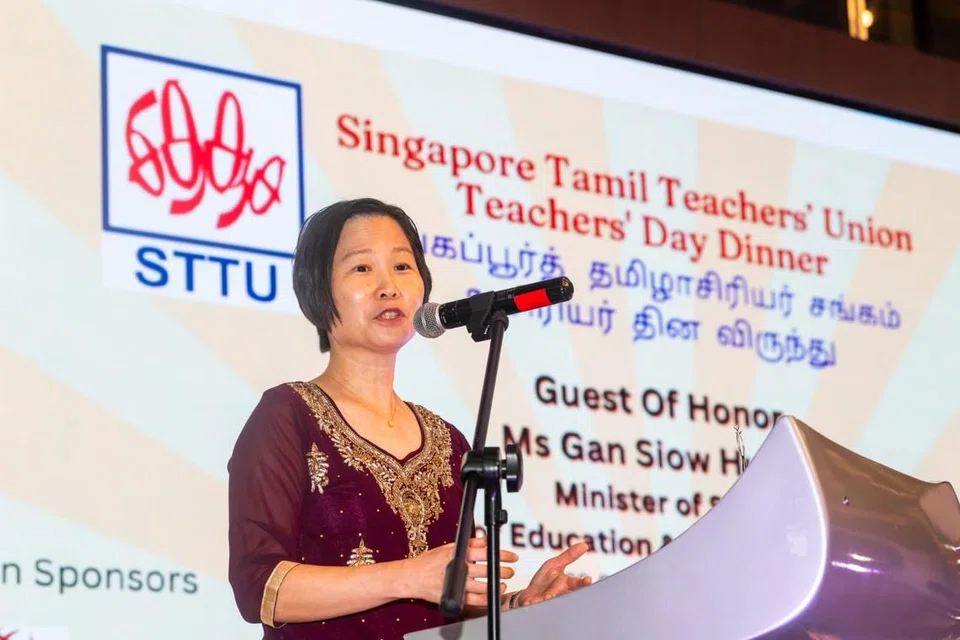 நிகழ்ச்சியில் உரை நிகழ்த்தும் கல்வி, மனிதவள துணை அமைச்சர் கான் சியாவ் ஹுவாங்.
