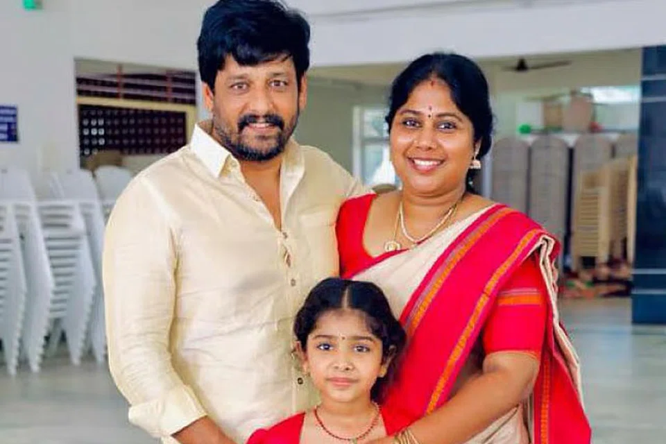 மனைவி, மகளுடன் விதார்த்.