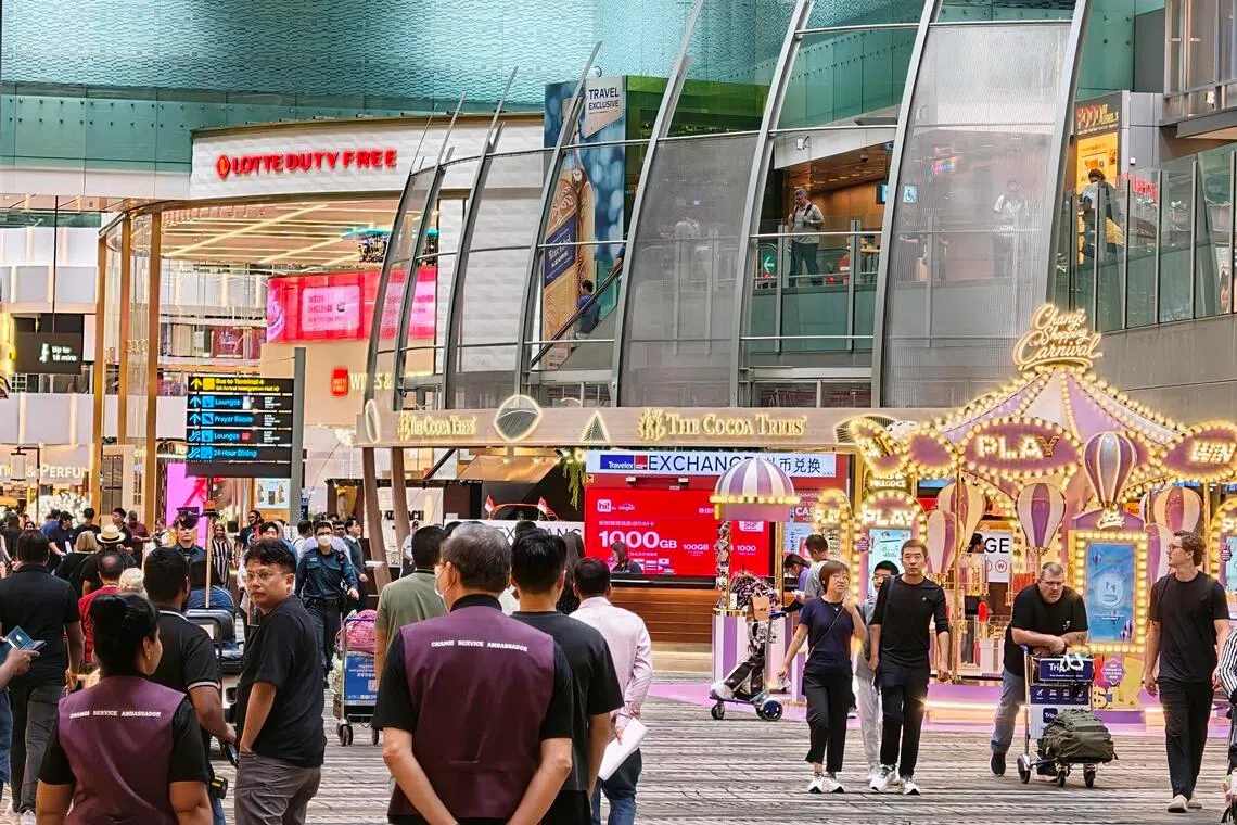 சாங்கி விமான நிலையக் கடையில் திருட்டு: ஈராண்டுகளுக்குப் பிறகு பிரிட்டிஷ் ஆடவர்மீது குற்றச்சாட்டு