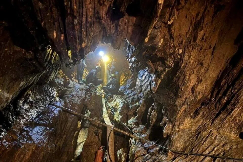 மே 29ஆம் தேதியன்று, குகையில் மீட்புப் பணியில் ஈடுபட்ட பணியாளர்கள்.