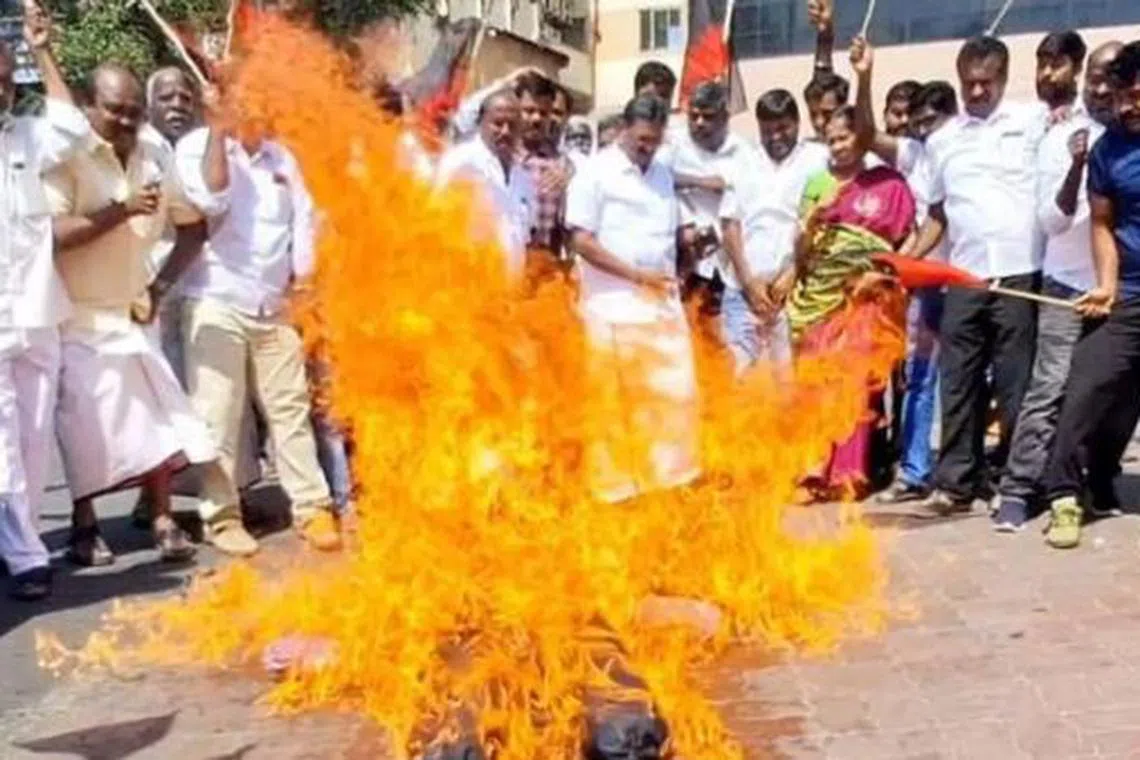 தமிழகத்தில் அமைச்சர் தர்மேந்திர பிரதான் உருவ பொம்மை எரிப்பு